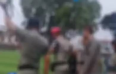 Satpol PP Cianjur menghukum dua pelajar SMP yang terciduk berbuat mesum