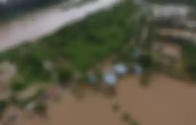 Foto udara menggambarkan situasi kendaraan melintasi kawasan terdampak banjir di pinggiran Sungai Bengkulu, Bengkulu, Sabtu (27/4/2019). Tingginya intensitas hujan dua hari terakhir serta meluapnya volume sungai Bengkulu mengakibatkan banjir setinggi 100-175 cm di sejumlah titik rawan banjir di kota dan kabupaten se-provinsi Bengkulu di antaranya Bengkulu Selatan, Kepahyang, Rejang Lebong, Lebong, Bengkulu Utara, Muko-Muko, dan Seluma.