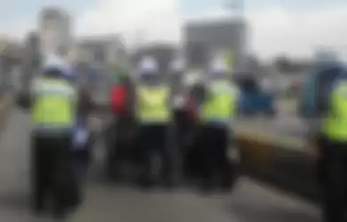 Sejumlah pengendara sepeda motor ditilang polisi karena menerobis jalur transjakarta di Jalan Jatinegara Barat, Rabu (20/3/2019).