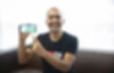 VP Xiaomi, Manu Kumar Jain memamerkan Fortnite di Redmi Note 7 Pro