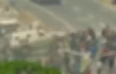 Tank militer Venezuela menabrak demonstran. 