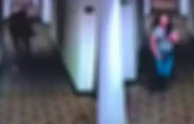 Detik-detik saat teman wanita meninggalkan korban di lorong hotel. 