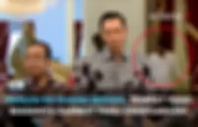 Momen unik saat AHY wawancara dengan media, Jokowi melintas di belakangnya. 