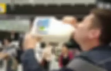Pria ini nekat menegak 2,5 liter susu segar Australia karena takut disita petugas bandara. 