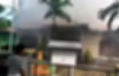 Pria ini bakar kantor desa sambil live Facebook