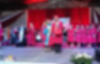 Bukti Tak Pernah Ada Terlambat Untuk Belajar: Pria Ini Berhasil Lulus Kuliah di Usia 64 Tahun