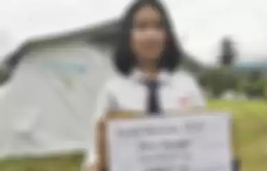 Siswi SMP Model 9 Sigi, Lauren Cristi Arumpone menggalang dana untuk korban banjir di Desa Bangga.