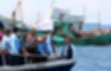 Menteri Kelautan dan Perikanan Susi Pudjiastuti (kanan) didampingi Wakil Kepala Staf Angkatan Laut Laksamana Madya TNI Wuspo Lukito (kedua kanan), Gubernur Kalimantan Barat Sutarmidji (ketiga kanan) dan Kapolda Kalbar Irjen Pol Didi Haryono (keempat kanan) berada di depan  kapal nelayan Vietnam.