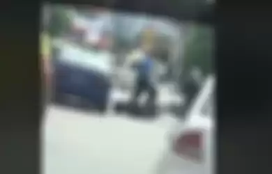 Sebuah video memperlihatkan perselisihan antara pria dan wanita pengguna jalan viral di media sosial Malaysia.