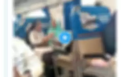 Bikin Adem, Video Seorang Biarawati Yang Berbagi Makanannya Dengan Ibu Berhijab di Kereta