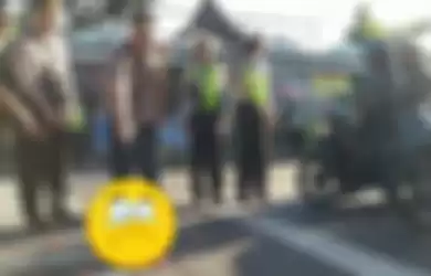 Kapolres Salatiga AKBP Gatot Hendro Hartono (tengah) saat sosialisasikan pentingnya pakai helm