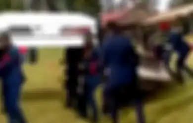 Mengangkat Peti Mati Sambil Menari, Jenazahnya Terjungkal Hingga Membuat Panik Pelayat