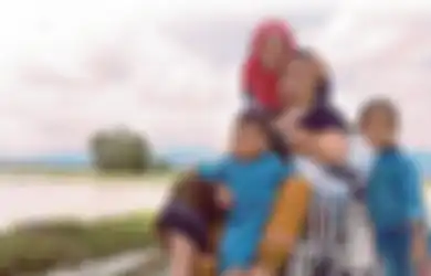 Lebih Romantis dari Film Dilan, Kisah Istri yang Setia Rawat Suami Lumpuh Ini Bikin Orang-orang Tersentuh