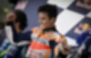 Pembalap Repsol Honda, Marc Marquez, bereaksi di podium juara MotoGP Spanyol di Sirkuit Jerez, Minggu (5/5/2019).