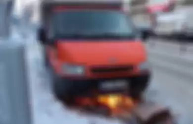 Pria yang satu ini punya cara unik untuk menyalakan mobilnya yang 'kedinginan' dengan membuat api unggun di bawah mobilnya.  