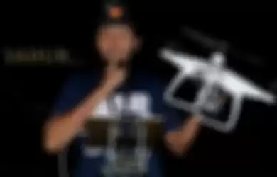 Ade Wicaksono atau Cak Son bangunkan warga saat sahur menggunakan drone. 