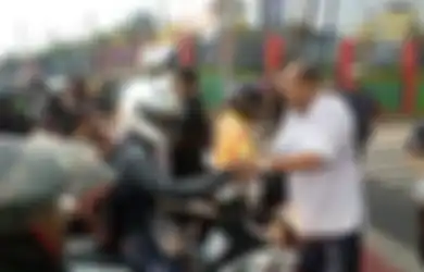Indahnya Toleransi, saat Umat Kristiani di Depok Bagi-bagi Takjil Gratis di Bawah Hujan Rintik