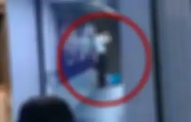 Wanita Ini Bikin Pesawat Terlambat Terbang Karena Tunggu Putrinya yang Sedang Asyik Belanja