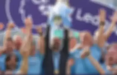 Manajer Manchester City, Josep 'Pep' Guardiola mengangkat trofi Liga Inggris musim 2018-2019