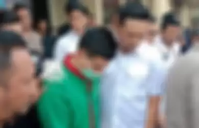 Usia Steve Emmanuel masih 17 tahun ketika memutuskan hidup kumpul kebo dengan Andi Soraya, seorang janda anak satu. Kini terancam hukuman mati.