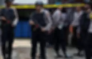 Polisi mengamankan lokasi penangkapan terduga teroris di Kelurahan Nanggewer, Kecamatan Cibinong, Kabupaten Bogor, Jawa Barat, Sabtu (18/5/2019).
