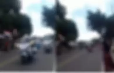 Seorang emak berdaster hadang iring-iringan mobil Presiden Joko Widodo.