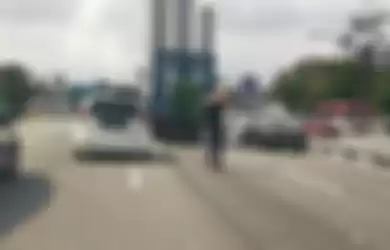 Pria minta maaf di tengah jalan karena truknya macet.