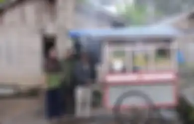 Kisah Suami-Istri Penjual Sate Padang yang Kuliahkan Anak Mereka Hingga ke Perguruan Tinggi, Salah Satunya ke UGM