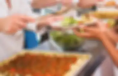 Hanya Karena Biarkan Seorang Siswa Ngutang Makanan, Wanita Petugas Kantin Sekolah Ini Dipecat