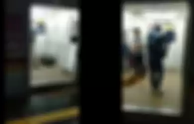 viral video para penumpang krl shalat subuh di dalam gerbong. 