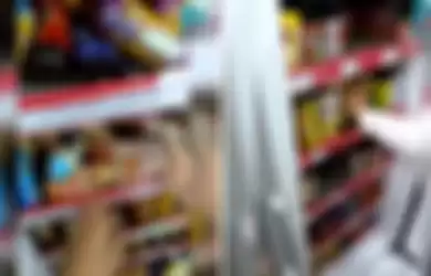 Viral video siswi SMP mengobrak-abrik minuman dalam kulkas sebuah minimarket.