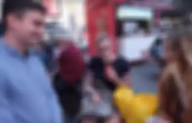 Xiaoma meminta orang-orang di Times Square, New York City mencoba Teh Botol Sosro untuk pertama kali.