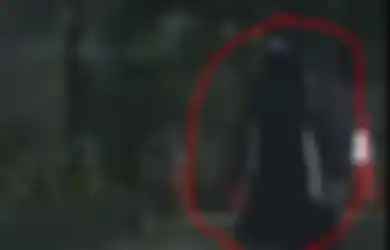Detik-detik Menegangkan saat Wanita Bercadar yang Diduga Membawa Bom Terus Melangkah Maju Meski Sudah Didesak Mundur oleh Polisi