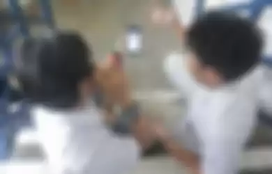 Anak SMA dan smartphone-nya.