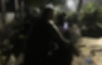 Di Tengah Kerusuhan 22 Mei, Polisi Ini Video Call dengan Istri untuk Melepas Rindu