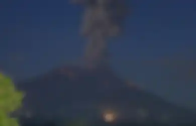 Gunung Agung Kembali Meletus: Menurut NASA, Jika Gunung Agung Meletus, Maka Itu Berita Bahagia Bagi Kehidupan Umat Manusia 