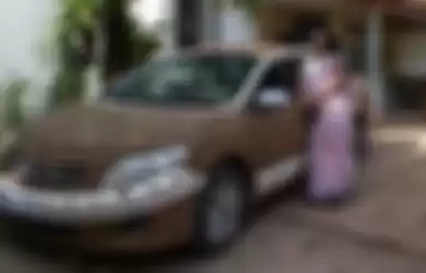 Demi Bertahan di Suhu Ekstrim, Wanita Ini Gunakan Kotoran Sapi Untuk Melindungi Mobilnya