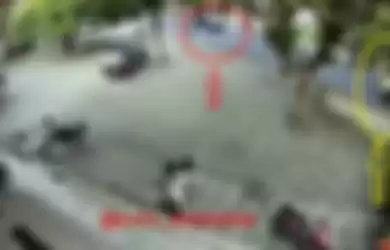Detik-detik sebelum mobil (lingkaran merah) dan truk (lingkaran kuning) bertabrakan yang terekam video CCTV. 