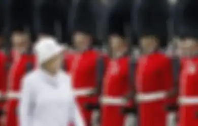 10 Fakta Queen's Guard, Para Tentara Penjaga Istana Inggris Bertopi Besar, Salah Satunya Harus Pingsan dengan 'Disiplin'