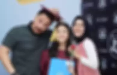 Dikabarkan Cerai karena Orang ke-3, Ferry Maryadi dan Mantan Istri Justru Kompak Hadiri Wisuda Putrinya