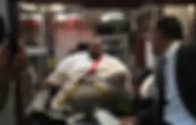Berberat Badan 272 Kg dan Kondisi Kesehatan Buruk, Pengedar Narkoba Ini Disidang di Dalam Mobil Ambulans