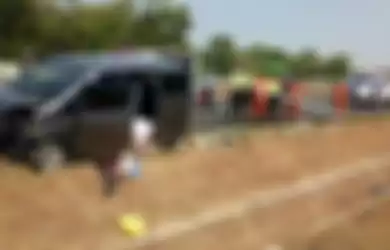 Kondisi kendaraan milik warga Serang seusai terlibat kecelakaan tunggal di Jalan Tol Solo-Ngawi KM 511, Karanganyar, Kamis (30/5/2019). 