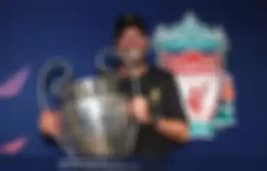 Manajer Liverpool, Juergen Klopp memegang Piala Liga Champions