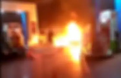 Kebakaran di pom bensin daerah Lumajang, Jatim.