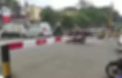 Video kelakuan pengendara sepeda motor yang terobos palang kereta ini menjadi viral di media sosial.