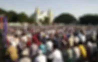 Ribuan umat muslim menunaikan shalat Id di depan Gereja GMIT Kalvari Kota Maumere, Flores, Nusa Tenggara Timur