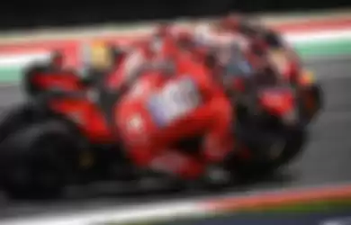 Foto duel di tikungan pertama last lap MotoGP 2019, Mugello-Italia