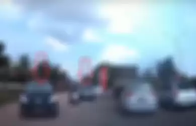 Cuplikan video yang merekam ulah pengedara mobil dan motor yang melawan arus. 