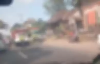 Cuplikan video kondisi setelah kecelakaan yang melibatkan mobil Mitsubishi Pajero berwarna putih dengan sebuah truk berwarna merah. 