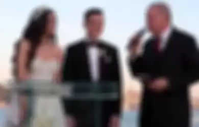 Video pernikahan Mesut Oezil dengan seorang model yang juga mantan Miss Turki